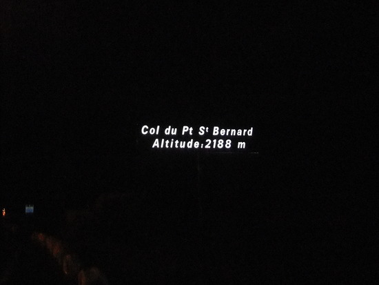 en eindelijk boven op de Petit St Bernard, 11u30!