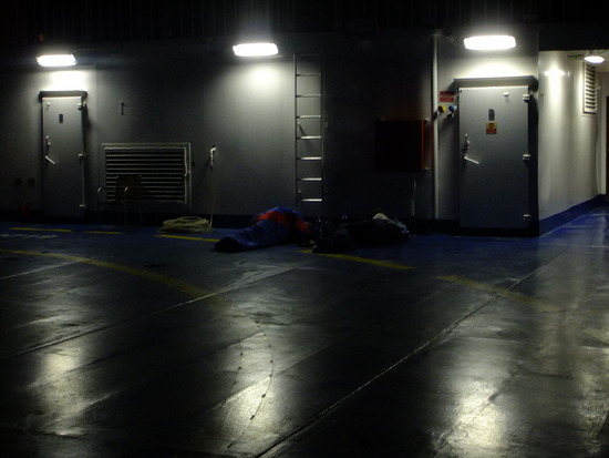 's nachts buiten slapen op de boot