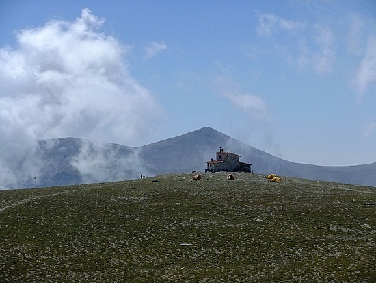 bijna boven... Een van de 3 refuges op de berg