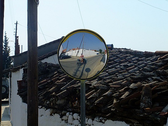 fietsen door een plaatselijk dorpje