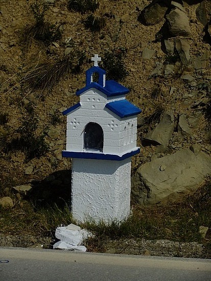 veel kappeletjes op de weg in Griekenland