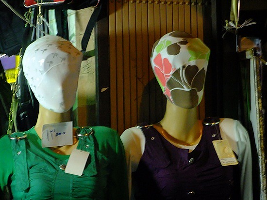 in Iran moeten de poppen hun gezicht bedekken...