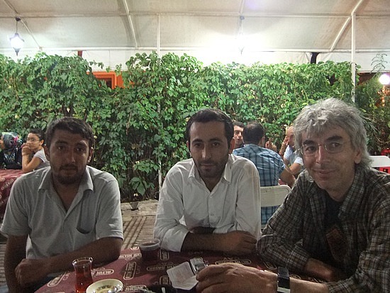 tijdens de stops thee drinken met mede-reizigers