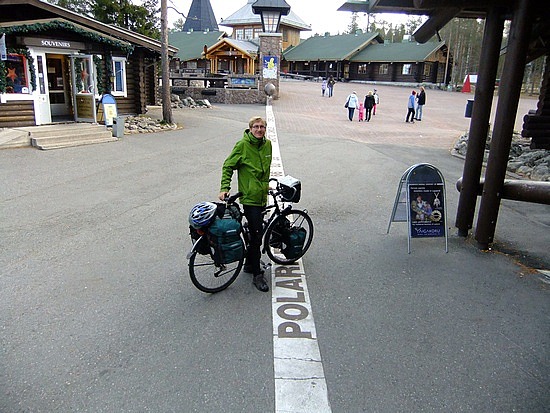 de poolcirkel, in de achtergrond huis vd kerstman