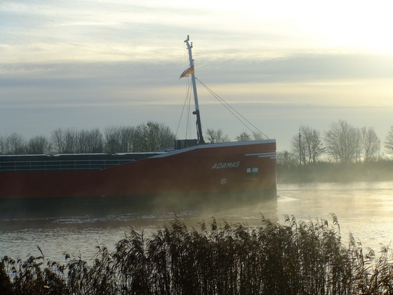 camperen langs een zeekanaal in Duitsland